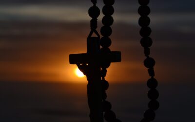 “NAS MÃOS TRAZIAS O TERÇO”